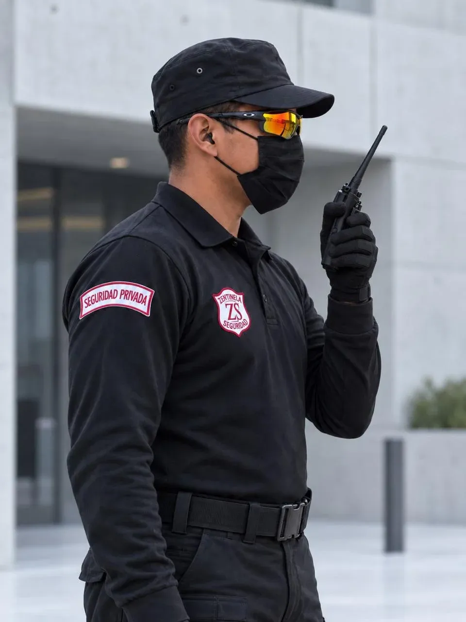 Guardia de Zentinela utilizando un radio de comunicación