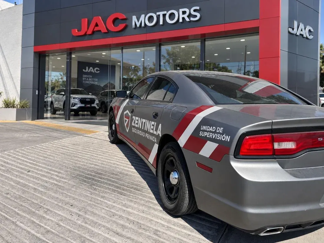 Unidad de supervisión Zentinela frente a una agencia JAC