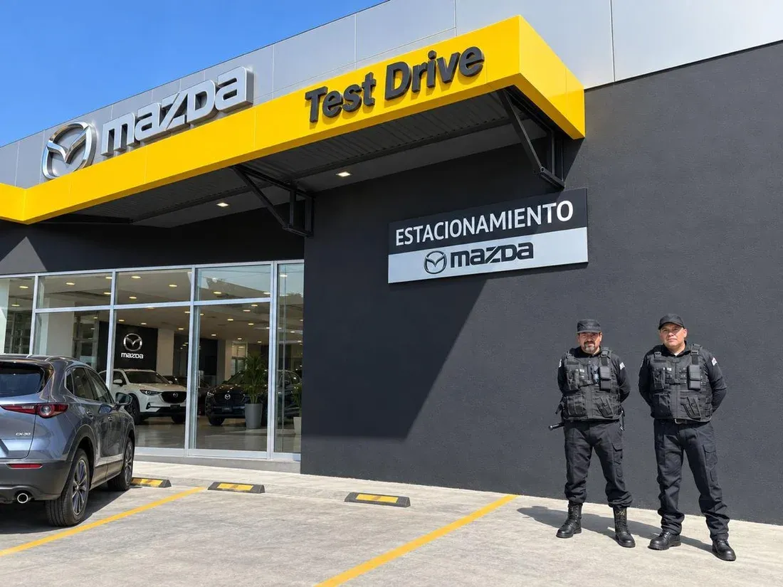 Personal de Zentinela en las instalaciones de una agencia Mazda